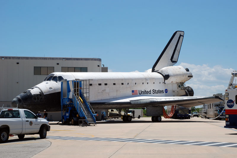 Atlantis returns home to its hangar