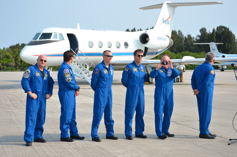 Astronauts arrive for Endeavour's final flight