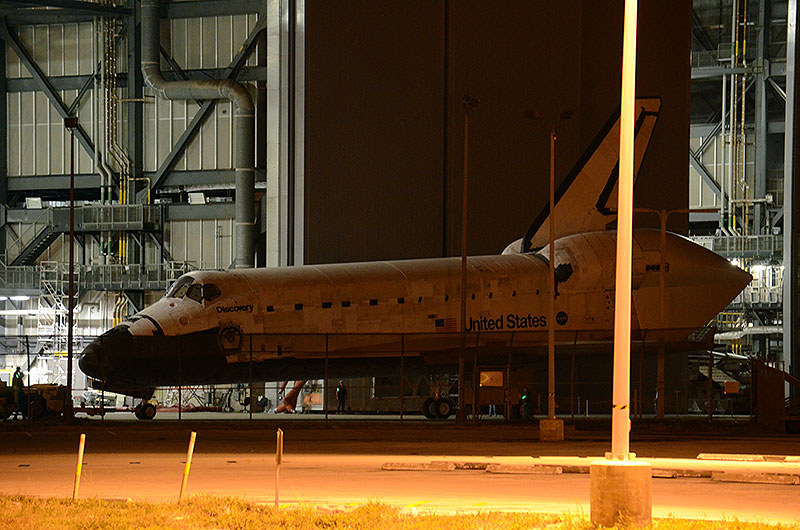 Space shuttle Discovery returns to runway for ride to Smithsonian