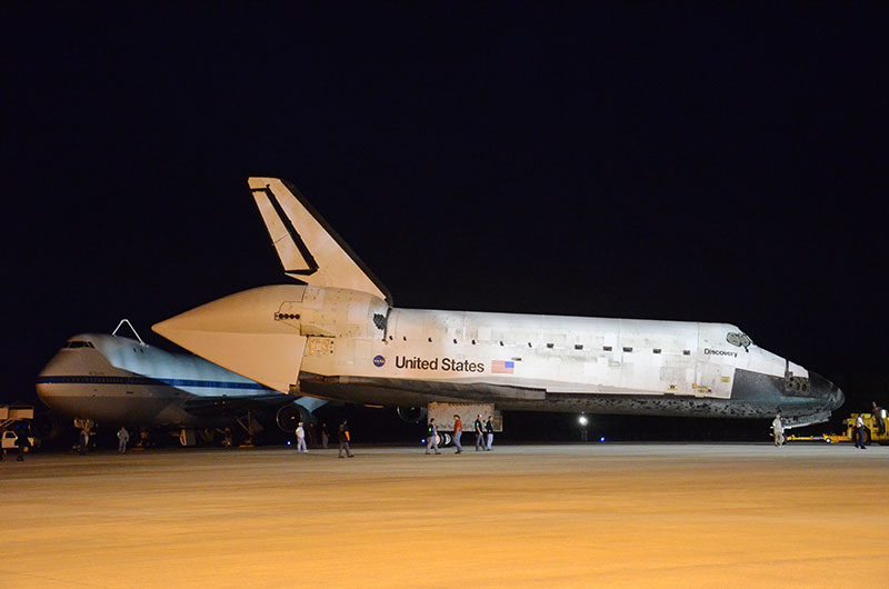 Space shuttle Discovery returns to runway for ride to Smithsonian