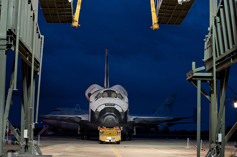 Space shuttle Discovery returns to runway for ride to Smithsonian