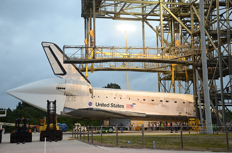 Space shuttle Discovery returns to runway for ride to Smithsonian