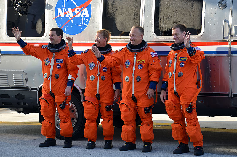 Final space shuttle crew rehearses for launch day