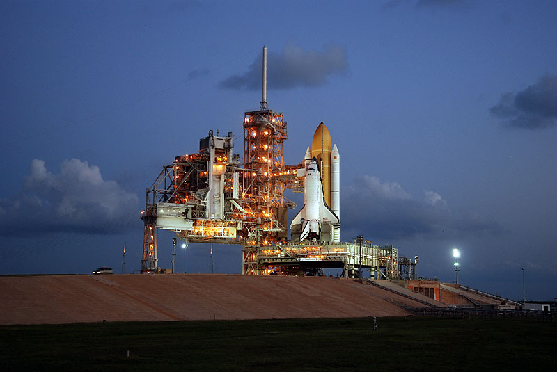 Space shuttle Discovery makes last trip to launch pad